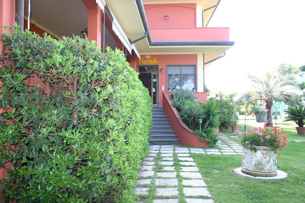 Hotel Le Rotonde Massaciuccoli Exterior foto
